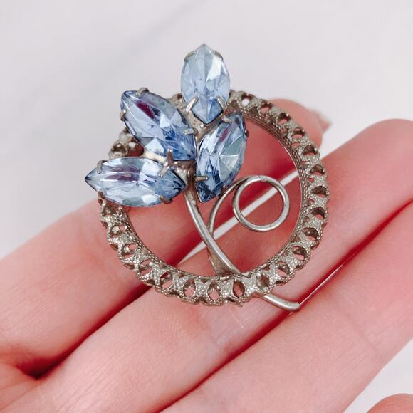 Vintage Mid Century Silver Tone Blue Rhinestone Floral Circle Brooch 1950s Pin - Picture 2 of 15